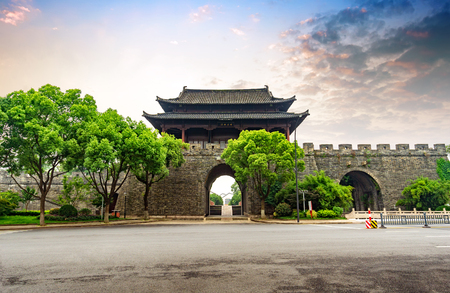 Ancient city buildings and city walls along the road, Shaoxing, Zhejiang, China. Translation:"Thinking about the nature of things"のeditorial素材