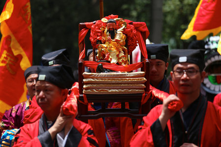 April 21, 2015, Guangzhou Lychee Bay on March three-saving parade.
