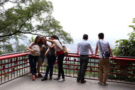 People taking self portrait at the Baiyun mountain, Guangzhouのeditorial素材