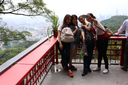 Tourists taking self portrait at the Baiyun mountain, Guangzhouのeditorial素材
