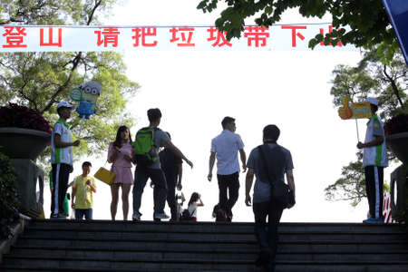 On October 20, 2015, Guangzhou, ascend the annual activity, volunteers in baiyunshan scenic spot, Guangzhou "rubbish mountain" environmental protection campaigns.のeditorial素材