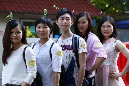 On October 20, 2015, Guangzhou, ascend the annual activity, volunteers in baiyunshan scenic spot, Guangzhou "rubbish mountain" environmental protection campaigns.のeditorial素材