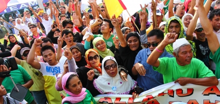 Manila, Philippines - October 15, 2012: Muslims from different part of the nation cheer at a peace rally near  the presidential palace as a peace pact is signed between the Philippine government  and the secessionist Moro Islamic Liberation Frontのeditorial素材