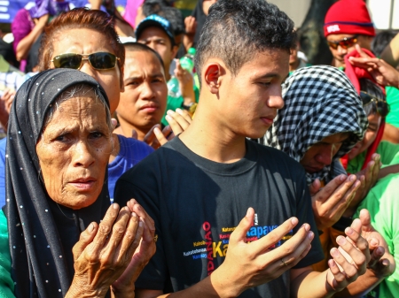 Manila, Philippines - October 15, 2012: Muslims from different part of the nation cheer at a peace rally near  the presidential palace as a peace pact is signed between the Philippine government  and the secessionist Moro Islamic Liberation Frontのeditorial素材