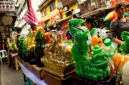 Metro Manila, Philippines-January 25, 2014: Display of ceramic horse and other figurine in the street of Ongpin. A week before the annual celebration the Filipino-Chinese community prepares to welcome the Lunar New Year in Manila's Chinatown district, Binのeditorial素材