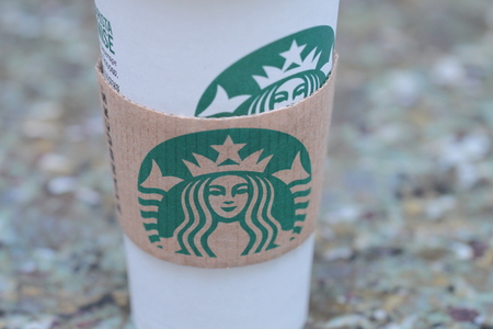 Venti Starbucks cup and sleeve on light granite backgroundのeditorial素材