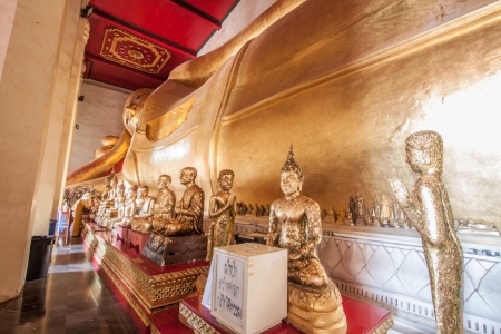 Statue of reclining Buddha in thai templeのeditorial素材