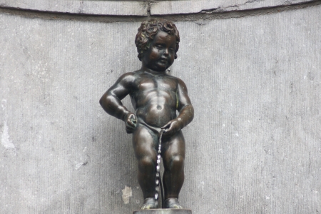 Statue of Manneken Pis in Brussels, Belgiumのeditorial素材