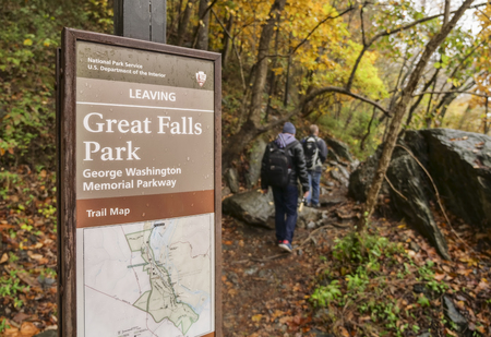 VIRGINIA - NOVEMBER 5, 2017: Hikers on an autumn day visiting the Great Falls Parkのeditorial素材