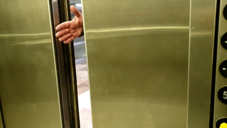 Safety mechanism for closing doors Elevator