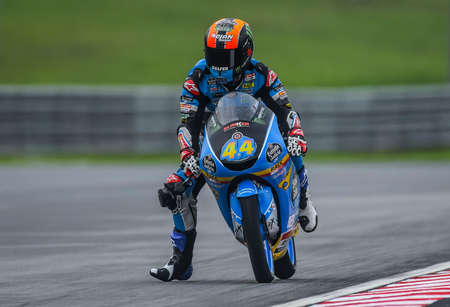 SEPANG, MALAYSIA - NOVEMBER 04, 2018 : Aron Canet of Spain and Estrella Galicia 0,0 in action Moto3 race during the MotoGP Of Malaysia at Sepang CircuitÊのeditorial素材
