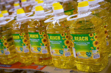 KUALA LUMPUR, MALAYSIA - SEPTEMBER 15, 2019 : Blend cooking oil brand Reach on the shelf at...