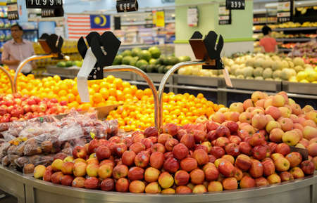 KUALA LUMPUR, MALAYSIA - SEPTEMBER 15, 2019 : Variety of apple on the shelf at supermarket.のeditorial素材