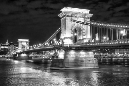 Scenic night view of the famous Szechenyi lanchid - Chain Bridge - in Budapest, Hungary. Black and white photoの写真素材
