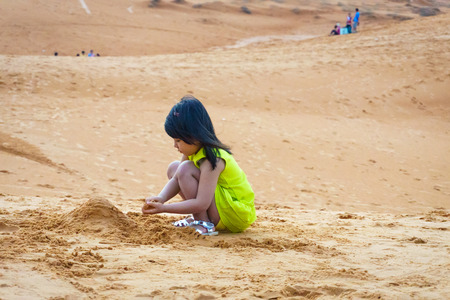 The girl plays fun on beachのeditorial素材