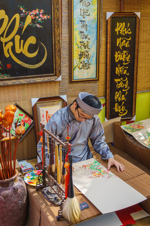 The man writes on paper in Tet festivalのeditorial素材