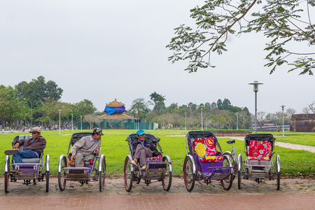 Drivers waiting passengersのeditorial素材