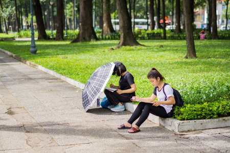 Young student sketching in streetのeditorial素材