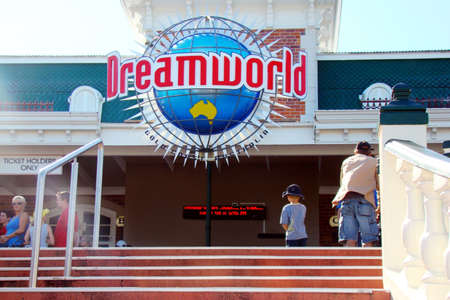 GOLD COAST, AUSTRALIA - APRIL 13 2008: Sign at the entrance to Dreamworld theme park, It is Australia's largest theme park with over 40 rides and attractions, including five roller coasters.のeditorial素材