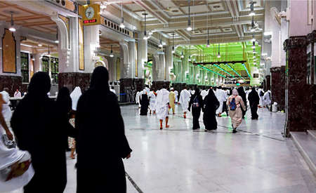 MASJID AL- HARAM, MAKKAH, SAUDI ARABIA - FEBRUARY 10, 2017: Group of Muslim worshipers is doing the saie starting from Safa to Marwah mountain, as one of the umrah and hajj process.のeditorial素材