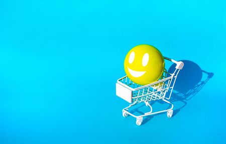 Mock up hapiness emoticon ball on cart,trolley for supermarket shopping concepts idea.Minimal designの写真素材
