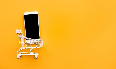 Online shopping concepts with mockup trolley and smartphone.Ecommerce market.Transportation logistic.Business retail.Seller and buyer,copy spaceの写真素材
