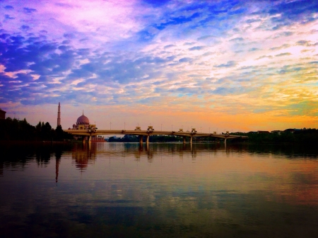 Sunset view of putra mosque in putrajayaの素材