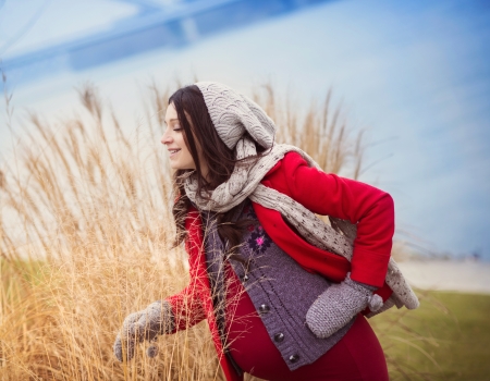 Winter outdoor portrait of pregnant woman in fashionable clothes の写真素材