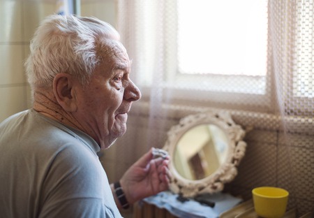 Old man is shavingの写真素材