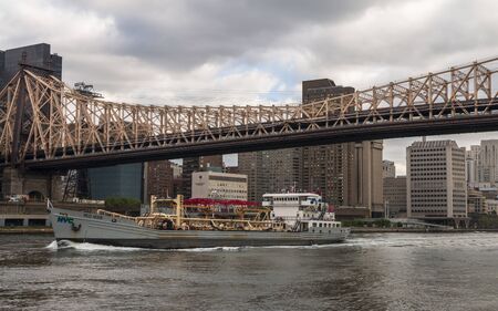 New York, USA - May 19 2015: Aerial Tramway over the East River from Upper East Side Manhattan to Roosevelt Island, New York, United States of America, North Americaのeditorial素材