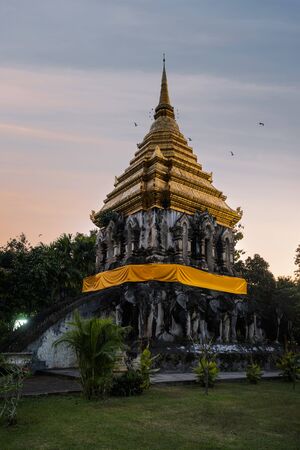 Sunset over Chedi Chiang Lom at Wat Chiang Man Buddhist temple complex, Chiang Mai, Thailand, Southeast Asia, Asiaの写真素材