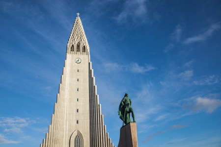 The statue of Leif Eriksson in front of HallgrÃ­mskirkja, central Reykjavik, Icelandのeditorial素材