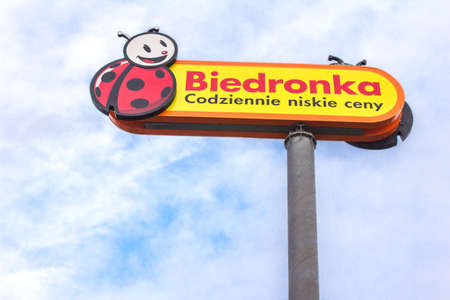 BYDGOSZCZ, POLAND - May 15, 2019: Logo Biedronka. Largest discount supermarket chain in Poland owned by the Portuguese company Jeronimo Martins. Chain store - sign on sky backgroundのeditorial素材