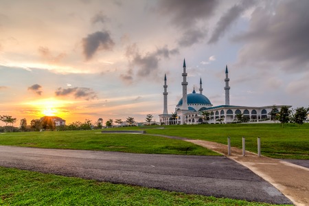 JOHOR BAHRU,MAlaysia- 24 Aug 2017 : The Long Exposure Picture Of Sultan Iskandar Mosquet Mosque With The Golden Sunset As A Backgroundのeditorial素材