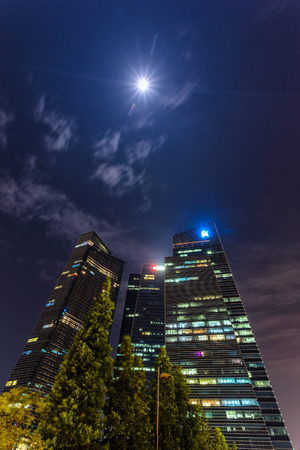 Marina Bay, Singapore - April 1 2018 - View Of Building DBS and Standard Charted  Singapore  At midnight timeのeditorial素材