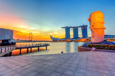 SINGAPORE - AUG 28, 2017 : Sunrise in the morning at merlion Singapore Marina Bay Sandのeditorial素材