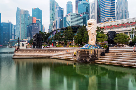 SINGAPORE - Apr 1, 2018 : Cloudy Sunrise in the morning at Merlion Singapore Marina Bay Sandのeditorial素材
