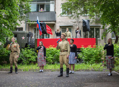 Rostov-on-don, Russia-may 9, 2020. Congratulations to the veteran from the commander of the southern district on the anniversary of the 75th anniversary. A mini concert was heldのeditorial素材