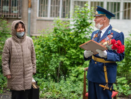 Rostov-on-don, Russia-may 9, 2020. Congratulations to the veteran from the commander of the southern district on the anniversary of the 75th anniversary. A mini concert was heldのeditorial素材