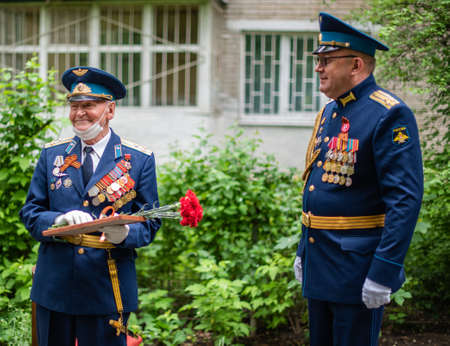 Rostov-on-don, Russia-may 9, 2020. Congratulations to the veteran from the commander of the southern district on the anniversary of the 75th anniversary. A mini concert was heldのeditorial素材