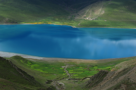 Yambdrok, the northern foot of the Himalayas is the largest inland lake, lakes and mountains of the United States, ranks first among southern Tibet.の写真素材