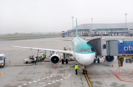 PRAGUE, CZECH REPUBLIC - OCTOBER 24: Aer Lingus Airbus A320, flight no. EI645 before departure at Prague Airport on October 24, 2012 in Prague, Czech Republic. Aer Lingus is the national flag carrier of Ireland.のeditorial素材