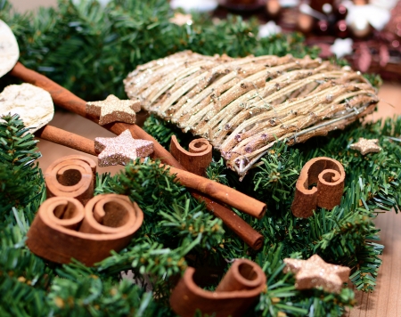 Christmas decoration with heart and cinnamon の写真素材