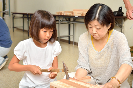 Parents and children enjoy woodworkingの写真素材