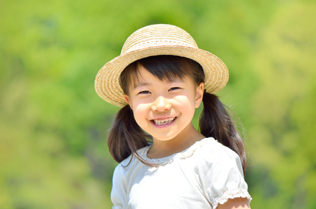 Smiling girls (straw hat)の写真素材