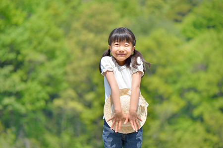Smiling girls (straw hat)の写真素材