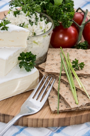 Camembert pieces with Crispbread on a cutting boardの写真素材
