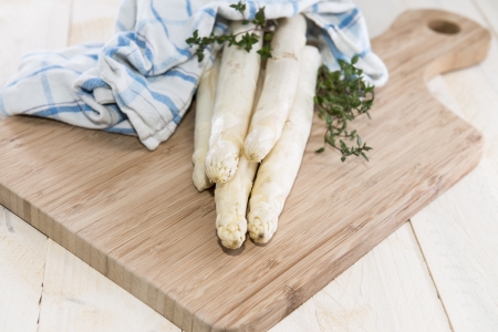 Fresh white Asparagus on a cutting boardの写真素材