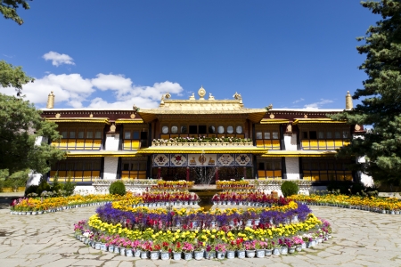 The Norbulingka was the summer palace for the Dalai Lamas, located at the west of Lhasa. With 200 years of expansion and management, it has become the biggest garden and palace in Tibet today.のeditorial素材