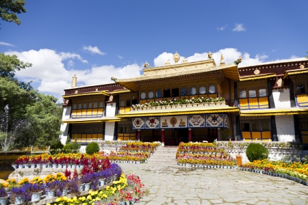 The Norbulingka was the summer palace for the Dalai Lamas, located at the west of Lhasa. With 200 years of expansion and management, it has become the biggest garden and palace in Tibet today.のeditorial素材